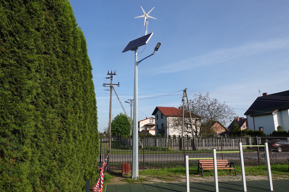 Latarnie solarno-wiatrowe na placu zabaw i siłowni w Rogowie