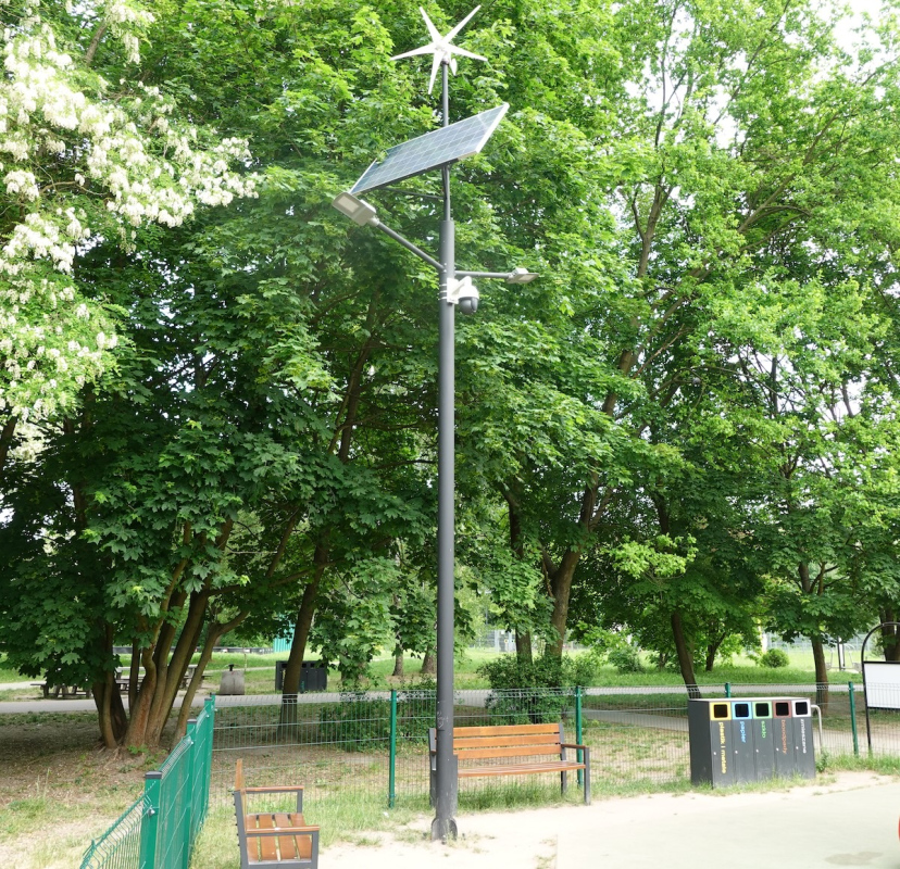 Oświetlenie placu zabaw lampami hybrydowymi w parku Na Młynku w Łodzi
