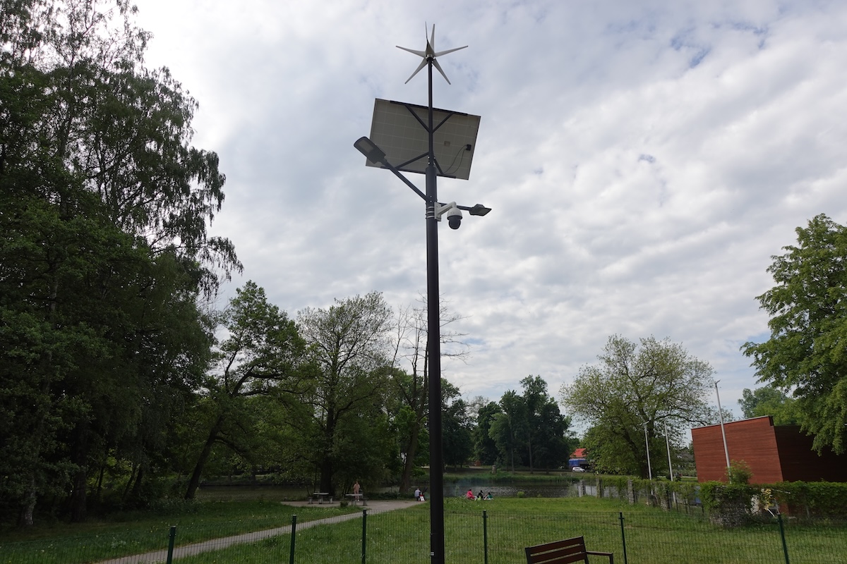 Oświetlenie placu zabaw lampami hybrydowymi w parku Na Młynku w Łodzi