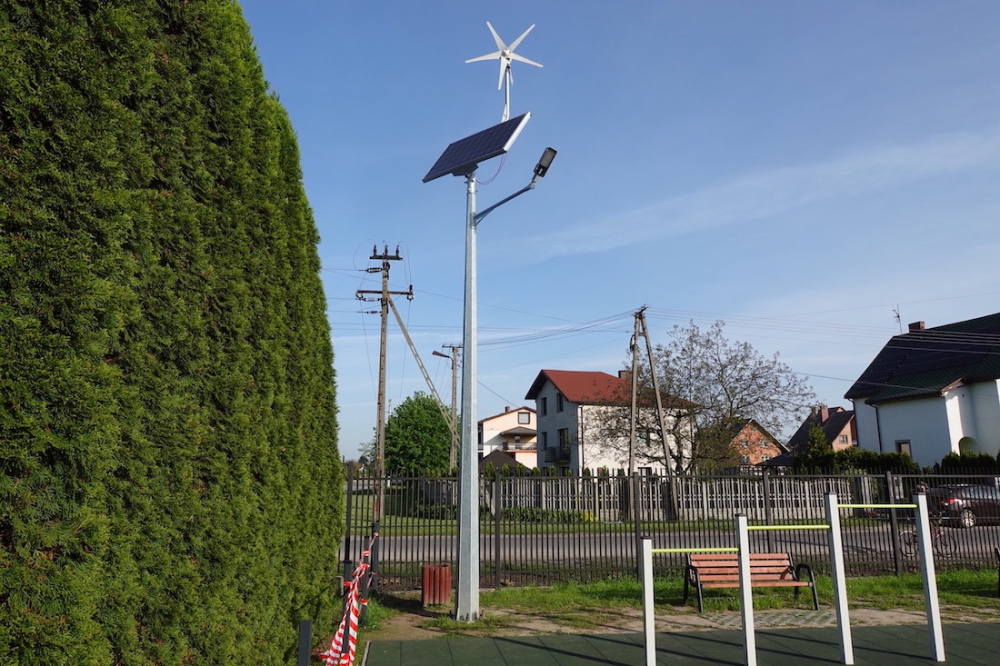 Latarnie solarno-wiatrowe na placu zabaw i siłowni w Rogowie